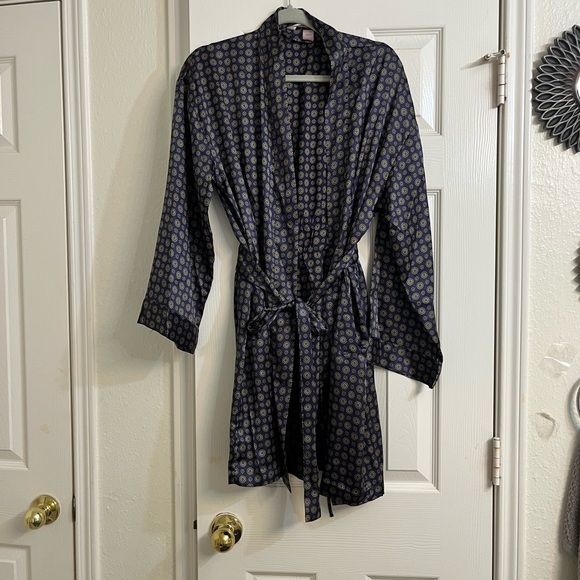 Victoria's Secret Other - Victoria's Secret Bathrobe for men one size geometric print  long sleeve